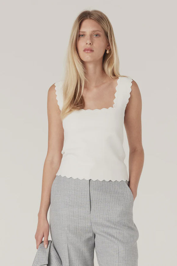 Villa Crepe Knit Scallop Tank / White